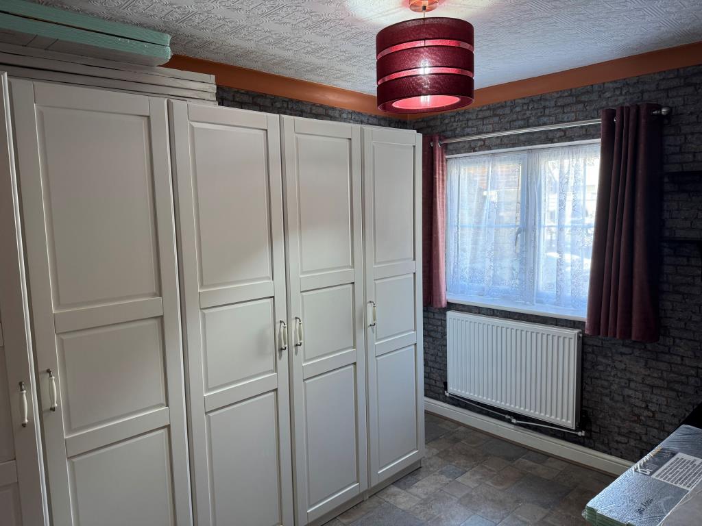 Lot: 130 - TOWN CENTRE GROUND FLOOR TWO-BEDROOM FLAT FOR INVESTMENT OR OCCUPATION - The Second Bedroom